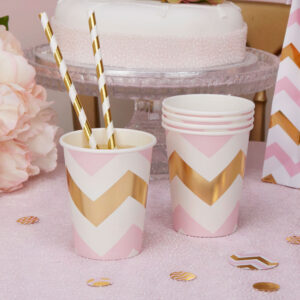 Vasos de papel chevron dorados y rosas